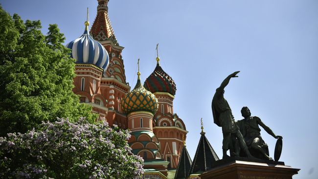Вид на храм Василия Блаженного и памятник Минину и Пожарскому. Архивное фото