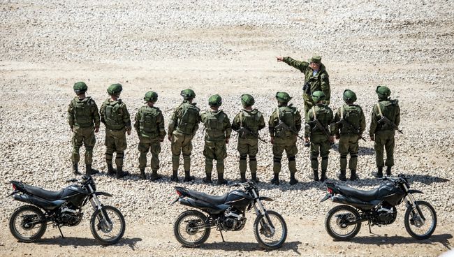 Военнослужащие во время показа техники в рамках подготовки к международному военно-техническому форуму Армия-2015 в Московской области