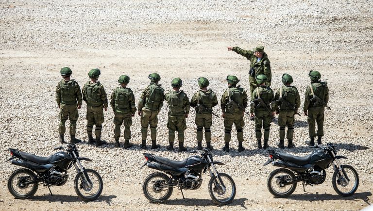 Военнослужащие во время показа техники в рамках подготовки к международному военно-техническому форуму Армия-2015
