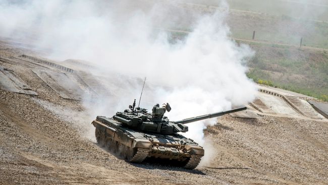 Танк Т-72Б3 во время показа техники в рамках подготовки к международному военно-техническому форуму Армия-2015. Архивное фото Танк Т-72Б3 во время показа техники в рамках подготовки к международному военно-техническому форуму Армия-2015. Архивное фото