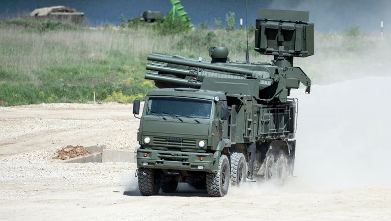 Самоходный ЗРПК наземного базирования Панцирь-С на шасси Камаз-6560 во время показа техники в рамках подготовки к международному военно-техническому форуму Армия-2015