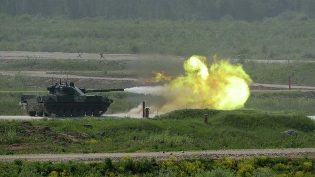 Самоходная артиллерийская установка с противотанковой пушкой Спрут-СД во время показа техники в рамках подготовки к международному военно-техническому форуму Армия-2015 Самоходная артиллерийская установка с противотанковой пушкой Спрут-СД во время показа техники в рамках подготовки к международному военно-техническому форуму Армия-2015