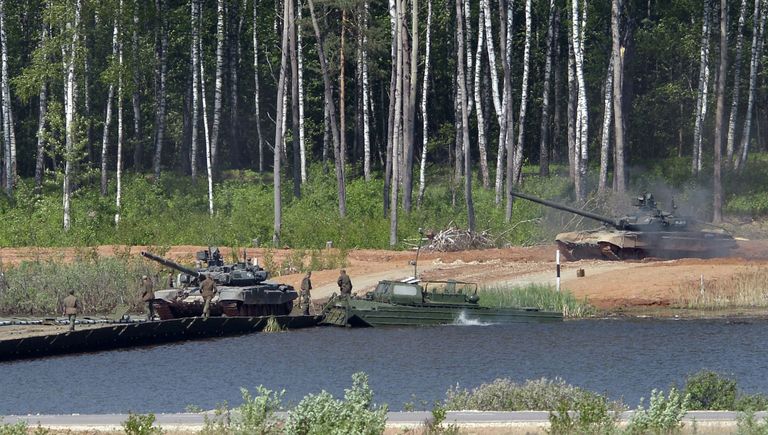 Танки Т-72Б3 во время показа техники в рамках подготовки к международному военно-техническому форуму Армия-2015