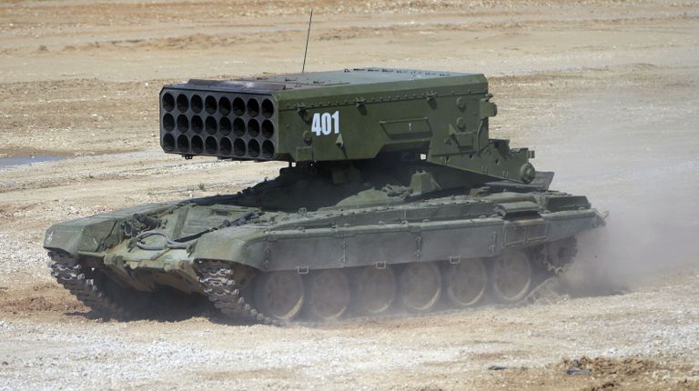 Тяжелая огнеметная машина ТОС-1А Солнцепёк во время показа техники в рамках подготовки к международному военно-техническому форуму Армия-2015