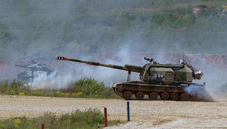Самоходная артиллерийская установка (САУ) МСТА-С во время показа техники в рамках подготовки к международному военно-техническому форуму Армия-2015