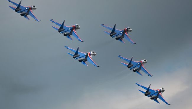 Выступление пилотажной группы на самолетах Су-27. Архивное фото