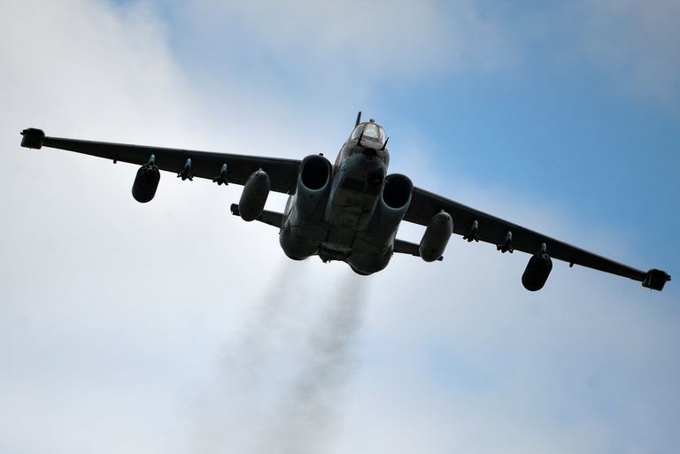 Самолет Су-25 во время показательных выступлений на всероссийском этапе международного конкурса Авиадартс-2015 Самолет Су-25 во время показательных выступлений на всероссийском этапе международного конкурса Авиадартс-2015