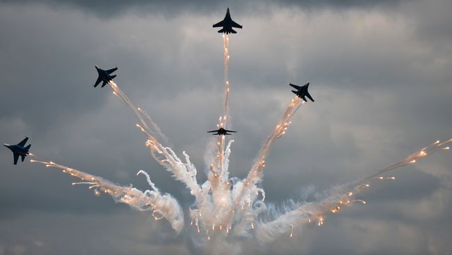 Выступление пилотажной группы Русские Витязи на самолетах Су-27 на всероссийском этапе международного конкурса Авиадартс-2015. Архивное фото Выступление пилотажной группы Русские Витязи на самолетах Су-27 на всероссийском этапе международного конкурса Авиадартс-2015. Архивное фото