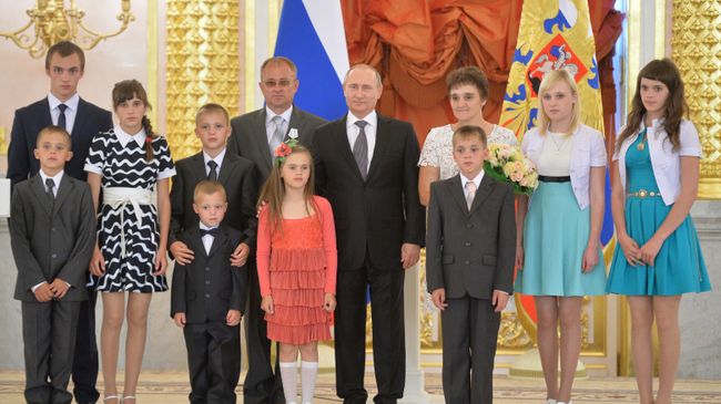 Президент РФ В. Путин вручил ордена Родительская слава многодетным родителям Президент РФ В. Путин вручил ордена Родительская слава многодетным родителям