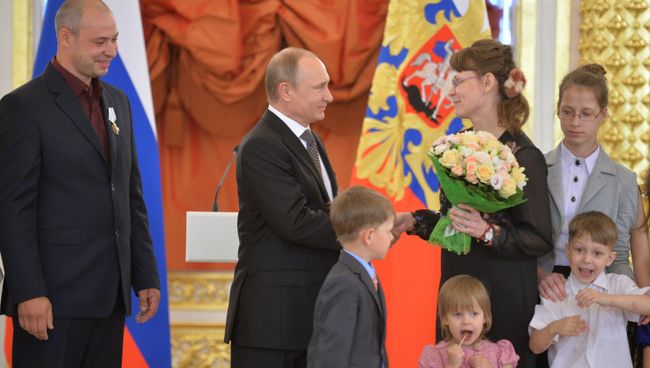 Президент РФ В. Путин вручил ордена Родительская слава многодетным родителям Президент РФ В. Путин вручил ордена Родительская слава многодетным родителям