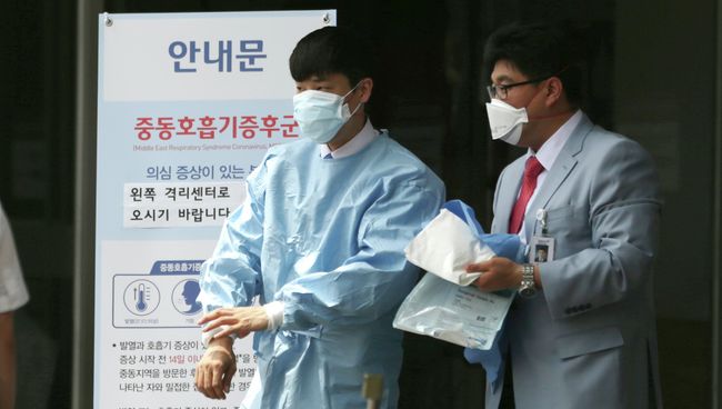 Сотрудники больницы в Сеуле, в которой размещены зараженные вирусом MERS люди. Архивное фото