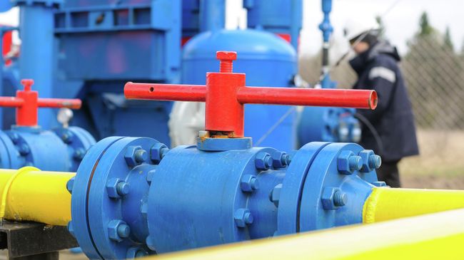 Рабочий на газовой станции. Архивное фото Рабочий на газовой станции. Архивное фото