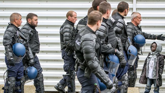Французские полицейские в Кале. Архивное фото Французские полицейские в Кале. Архивное фото