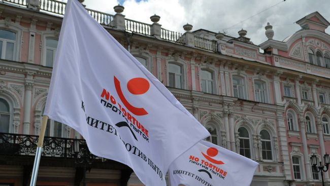 Флаг с логотипом организации Комитет против пыток. Архивное фото Флаг с логотипом организации Комитет против пыток. Архивное фото