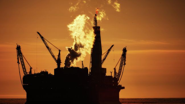 Добыча нефти в море. Архивное фото Добыча нефти в море. Архивное фото