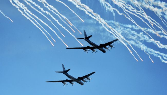 Стратегические бомбардировщики Ту-95 российских ВКС во время тренировки воздушной части парада, посвященного 70-летию Победы. Архивное фото Стратегические бомбардировщики Ту-95 российских ВКС во время тренировки воздушной части парада, посвященного 70-летию Победы. Архивное фото