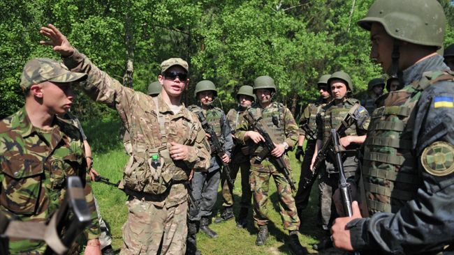 Украинские и американские военные во время совместных учений Fearless Guardian - 2015 на Яворивском полигоне. Архивное фото. Украинские и американские военные во время совместных учений Fearless Guardian - 2015 на Яворивском полигоне. Архивное фото.
