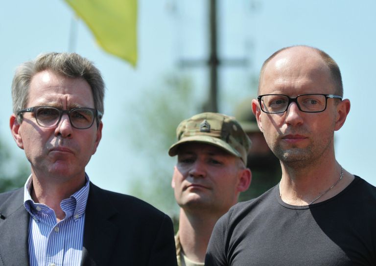 Посол США на Украине Джеффри Пайет и премьер-министр Украины Арсений Яценюк во время совместных учений Fearless Guardian - 2015 Посол США на Украине Джеффри Пайет и премьер-министр Украины Арсений Яценюк во время совместных учений Fearless Guardian - 2015