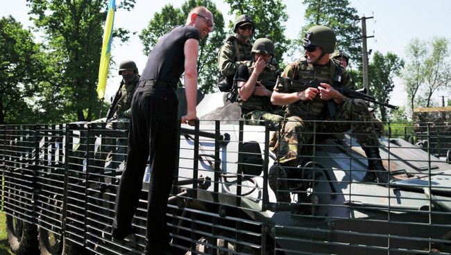 Премьер-министр Украины Арсений Яценюк с американскими военными. Архивное фото