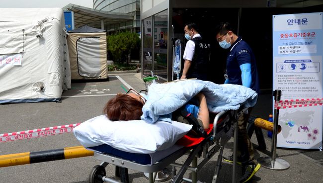 Женщина, госпитализированная с подозрением на вирус MERS. Сеул, Южная Корея Женщина, госпитализированная с подозрением на вирус MERS. Сеул, Южная Корея
