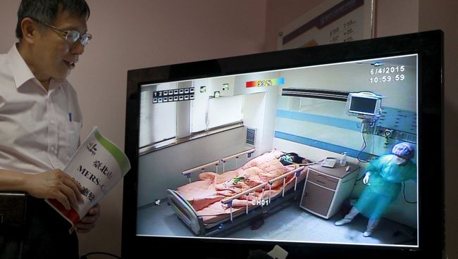 Мэр Тайбэя Ко Вэнь-Цзе смотрит на экран с изображением изолятора для госпитализации заразившихся вирусом MERS, Тайвань Мэр Тайбэя Ко Вэнь-Цзе смотрит на экран с изображением изолятора для госпитализации заразившихся вирусом MERS, Тайвань