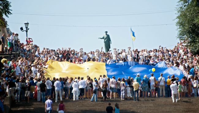 Жители Одессы проносят украинский флаг по Потемкинской лестнице. Архивное Фото.