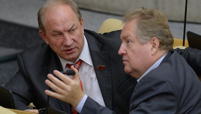 Депутаты Валерий Рашкин и Сергей Обухов на пленарном заседании Государственной Думы РФ. Архивное фото Депутаты Валерий Рашкин и Сергей Обухов на пленарном заседании Государственной Думы РФ. Архивное фото