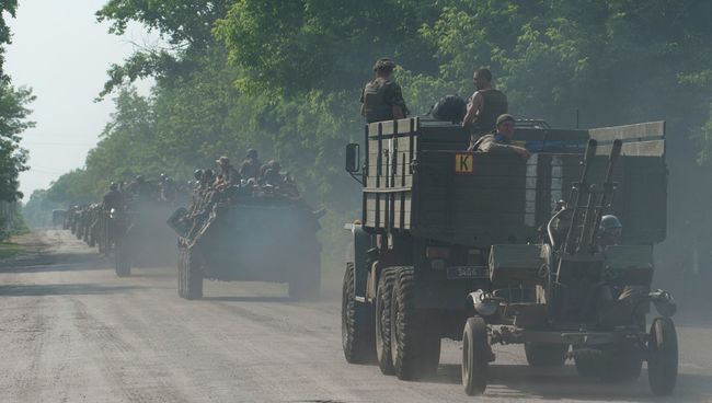 Колонна с украинскими военными в Донбассе, архивное фото Колонна с украинскими военными в Донбассе, архивное фото