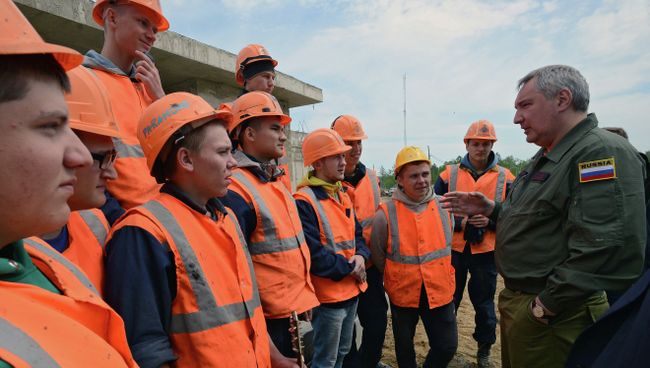 Заместитель председателя правительства РФ Дмитрий Рогозин общается со строителями космодрома Восточный. Архивное фото