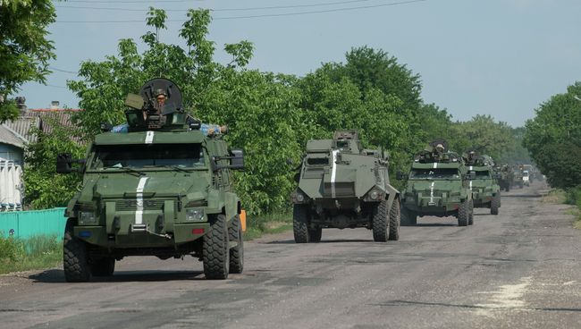 Колонна украинской бронетехники. Архивное фото Колонна украинской бронетехники. Архивное фото