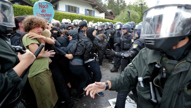 Акция протеста против политики большой семерки в немецком Гармиш-Партенкирхен Акция протеста против политики большой семерки в немецком Гармиш-Партенкирхен