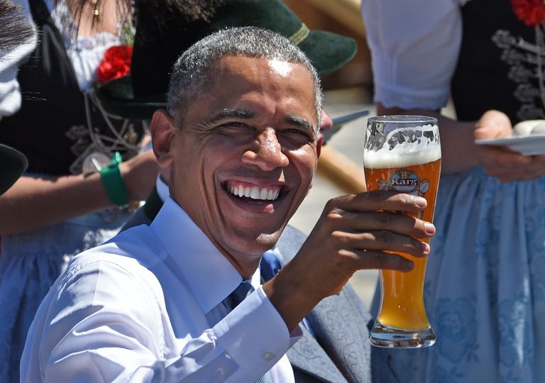 Президент США Барак Обама со стаканом пива во время саммита G7 в Германии Президент США Барак Обама со стаканом пива во время саммита G7 в Германии