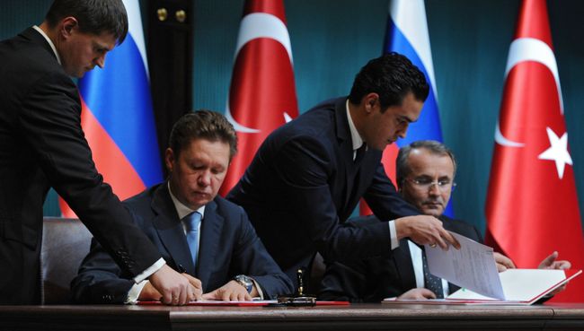 Глава Газпрома Алексей Миллер и глава Botas Petroleum Pipeline Corporation Мехмет Конук подписывают меморандум Глава Газпрома Алексей Миллер и глава Botas Petroleum Pipeline Corporation Мехмет Конук подписывают меморандум