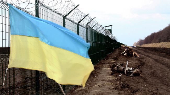 Украинский флаг на границе с Россией. Архивное фото Украинский флаг на границе с Россией. Архивное фото