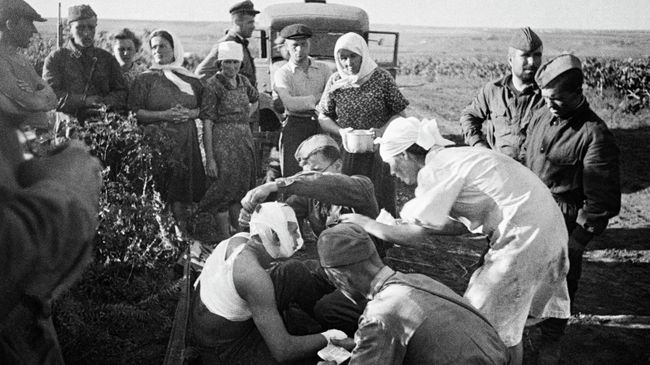 Великая Отечественная война 1941-1945гг. 22 июня 1941г. Медсестры оказывают помощь первым раненым после воздушного налёта фашистов под Кишиневом Великая Отечественная война 1941-1945гг. 22 июня 1941г. Медсестры оказывают помощь первым раненым после воздушного налёта фашистов под Кишиневом