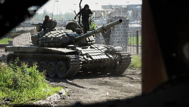 Ополченцы у разрушенного здания аэропорта Донецка. Украина, июнь 2015