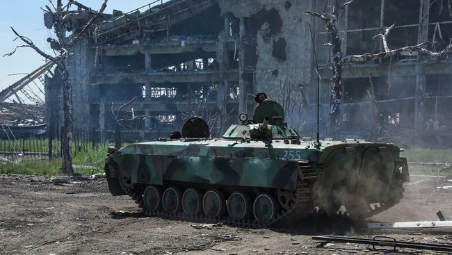Ополченец у разрушенного здания аэропорта Донецка. Архивное фото