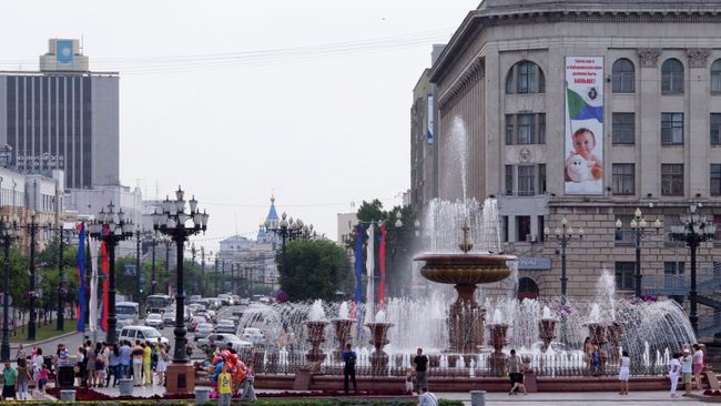 Фонтаны на площади Ленина в Хабаровске. Архивное фото Фонтаны на площади Ленина в Хабаровске. Архивное фото
