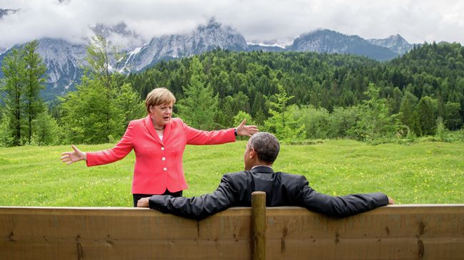 Ангела Меркель и Барак Обама во время саммита G7 в окрестностях замка Эльмау в Баварии. Архивное фото Ангела Меркель и Барак Обама во время саммита G7 в окрестностях замка Эльмау в Баварии. Архивное фото