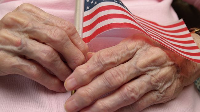 Пожилая женщина с флажком США Пожилая женщина с флажком США
