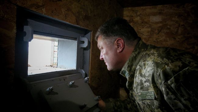 Президент Украины Петр Порошенко во время поездки в Донецкую область. Архивное фото Президент Украины Петр Порошенко во время поездки в Донецкую область. Архивное фото