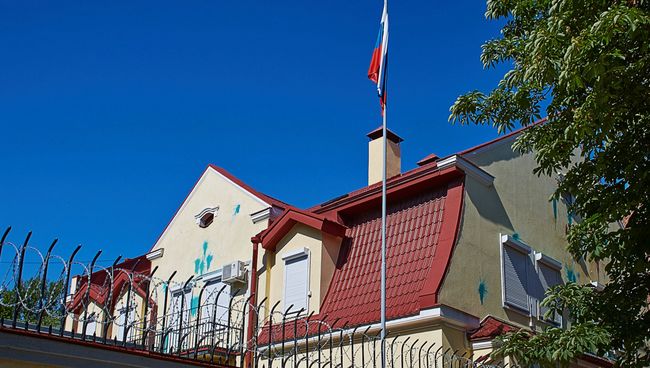 Здание генконсульства РФ в Харькове пострадало от действий активистов организации Громадська варта Здание генконсульства РФ в Харькове пострадало от действий активистов организации Громадська варта