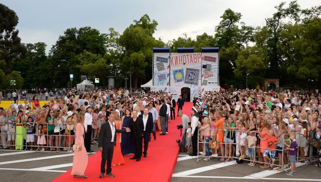 Гости и зрители на церемонии закрытия 26-го Открытого Российского кинофестиваля Кинотавр в Сочи Гости и зрители на церемонии закрытия 26-го Открытого Российского кинофестиваля Кинотавр в Сочи