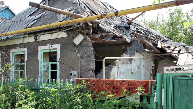 Последствия обстрела Донецка украинскими силовиками Последствия обстрела Донецка украинскими силовиками