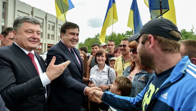 Президент Украины Петр Порошенко и глава Одесской области Михаил Саакашвили. Архивное фото Президент Украины Петр Порошенко и глава Одесской области Михаил Саакашвили. Архивное фото