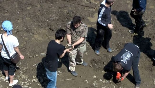 Тбилисцы руками расчищали заваленную мусором дорогу после наводнения Тбилисцы руками расчищали заваленную мусором дорогу после наводнения