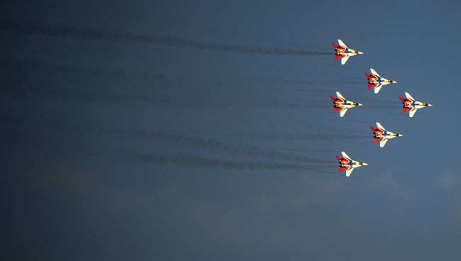 Самолеты МиГ-29 во время демонстрационной программы Международного военно-технического форума Армия-2015 Самолеты МиГ-29 во время демонстрационной программы Международного военно-технического форума Армия-2015