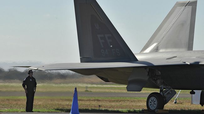 Пилот возле истребителя ВВС США. Архивное фото