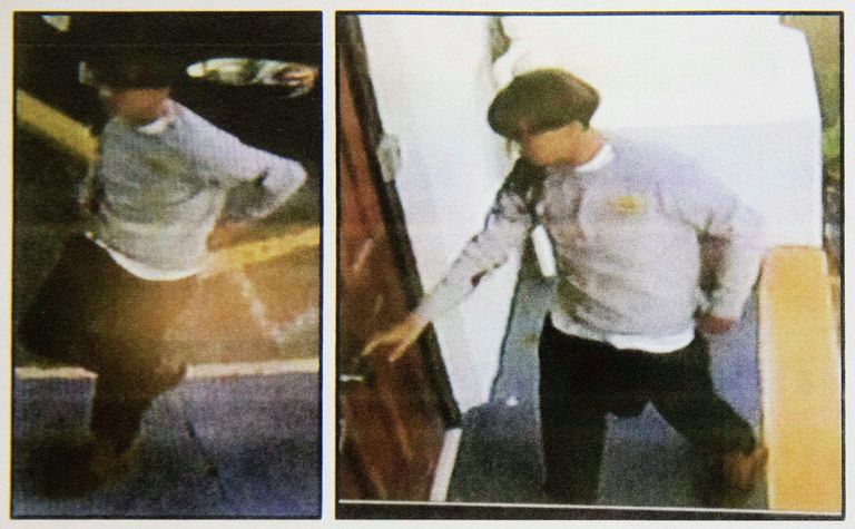Кадры с камеры видеонаблюдения, на которых изображен подозреваемый в убийствах в Чарлстоне Кадры с камеры видеонаблюдения, на которых изображен подозреваемый в убийствах в Чарлстоне