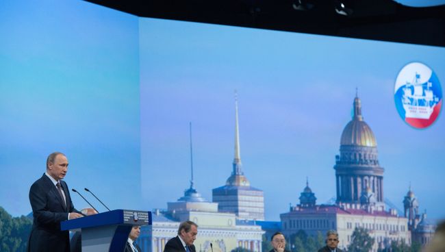 Президент России Владимир Путин выступает на панельной дискуссии в ходе пленарного заседания XIX Петербургского экономического форум